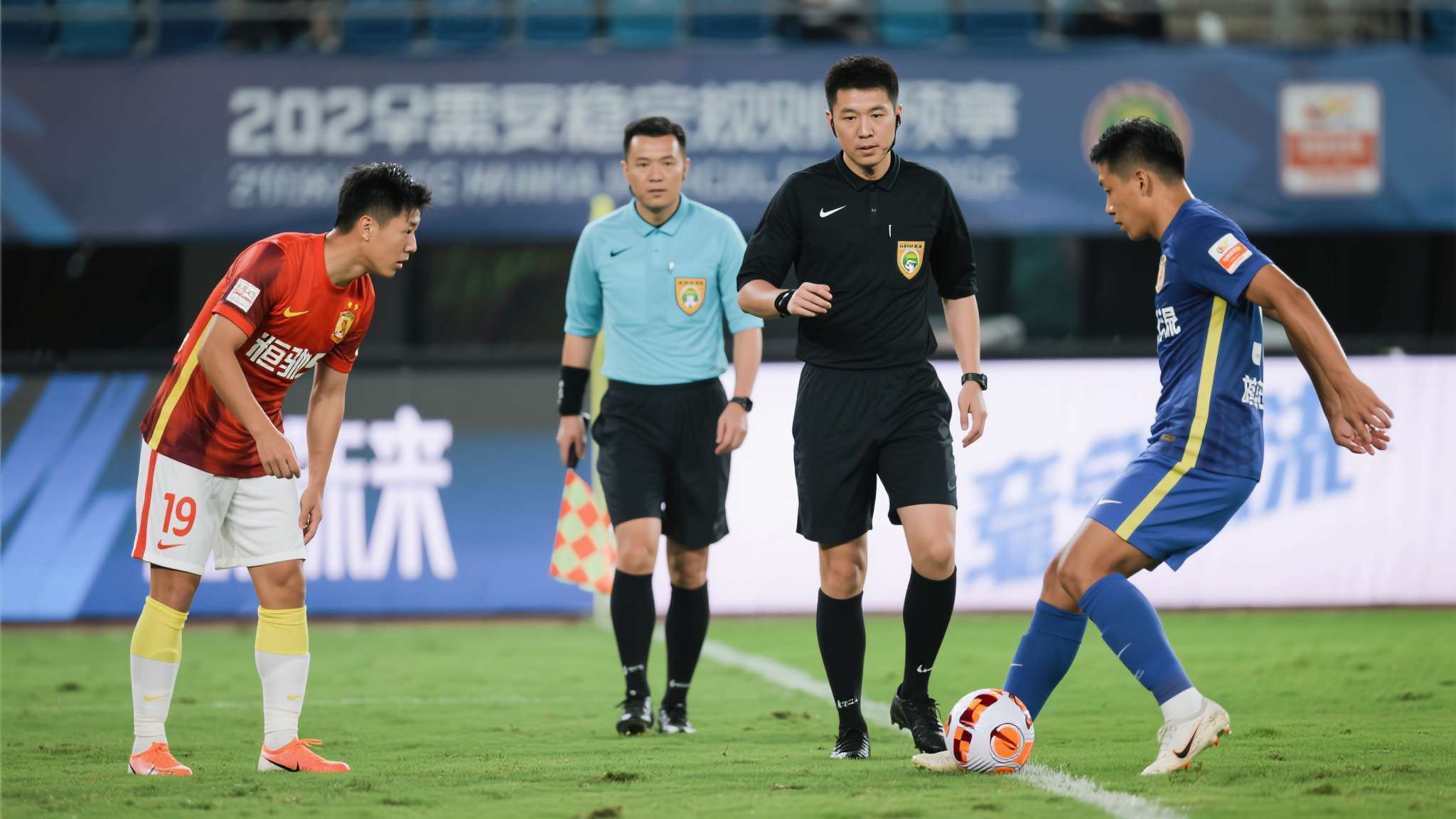 球队需要稳定的规则预期来制定战术，球员需要明确的边界感来控制行为。&nbsp;一旦判罚标准